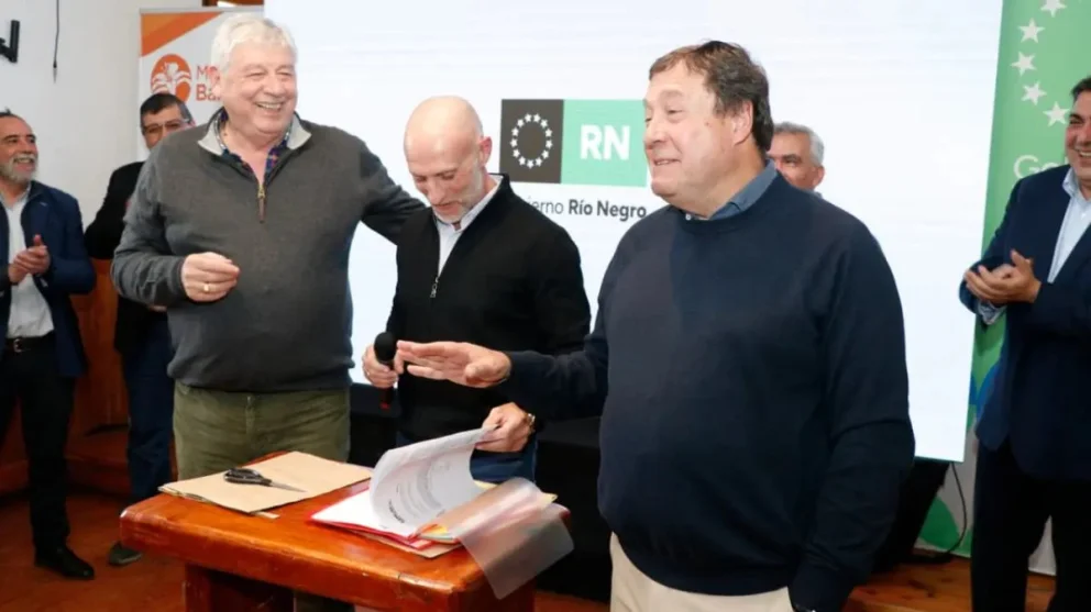 El gobernador presentó obras para Bariloche junto a Cortes.