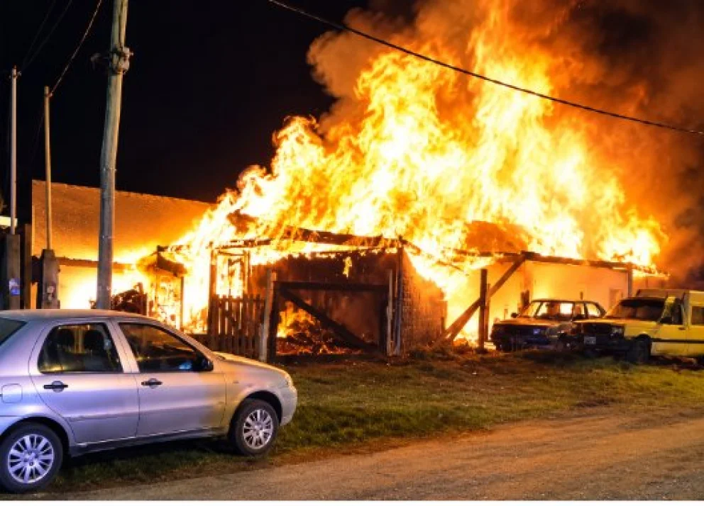 Dantesco incendio de vivienda en el barrio Valle Azul, en el ingreso sur a Bariloche. 